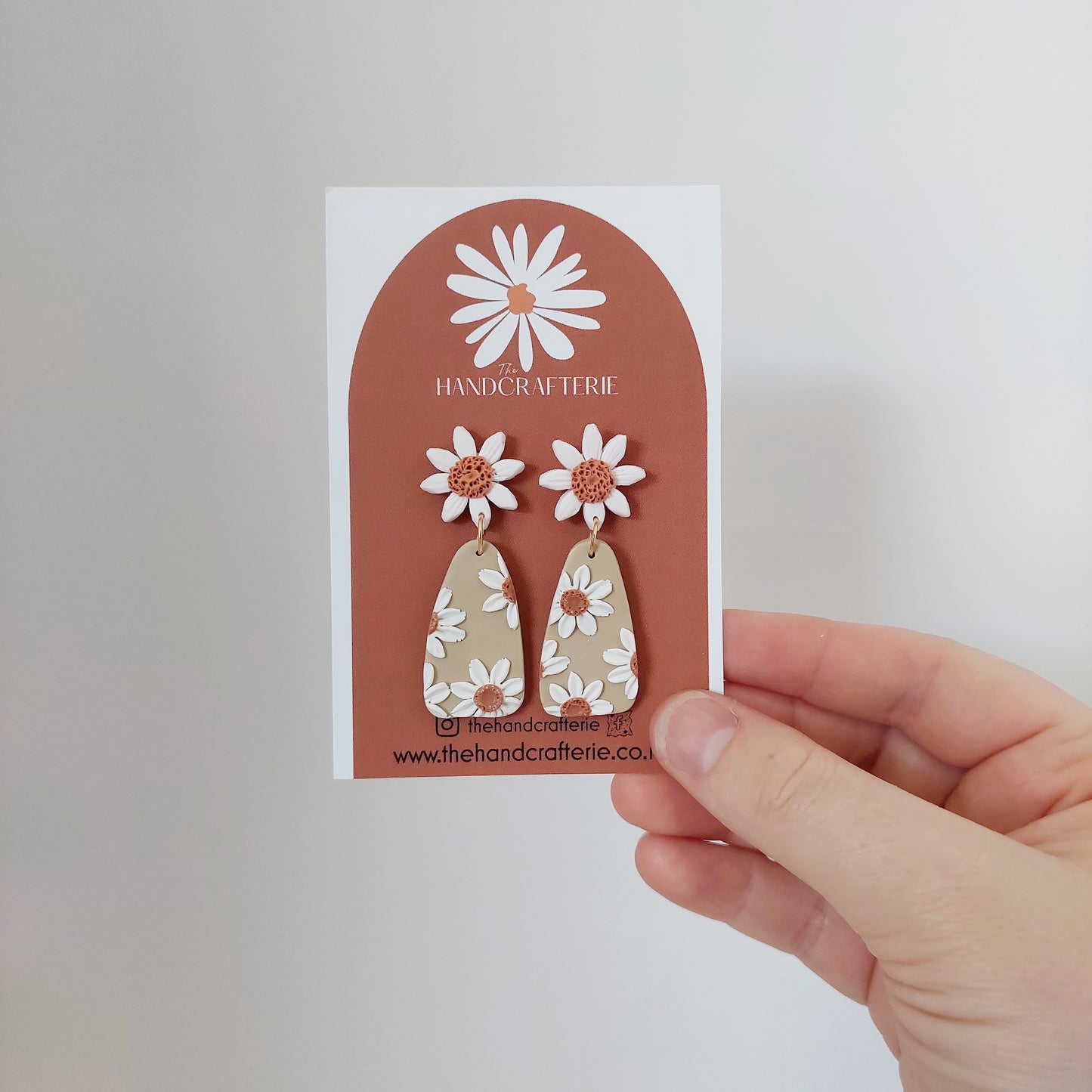 LAZY DAISY EARRINGS - SAND