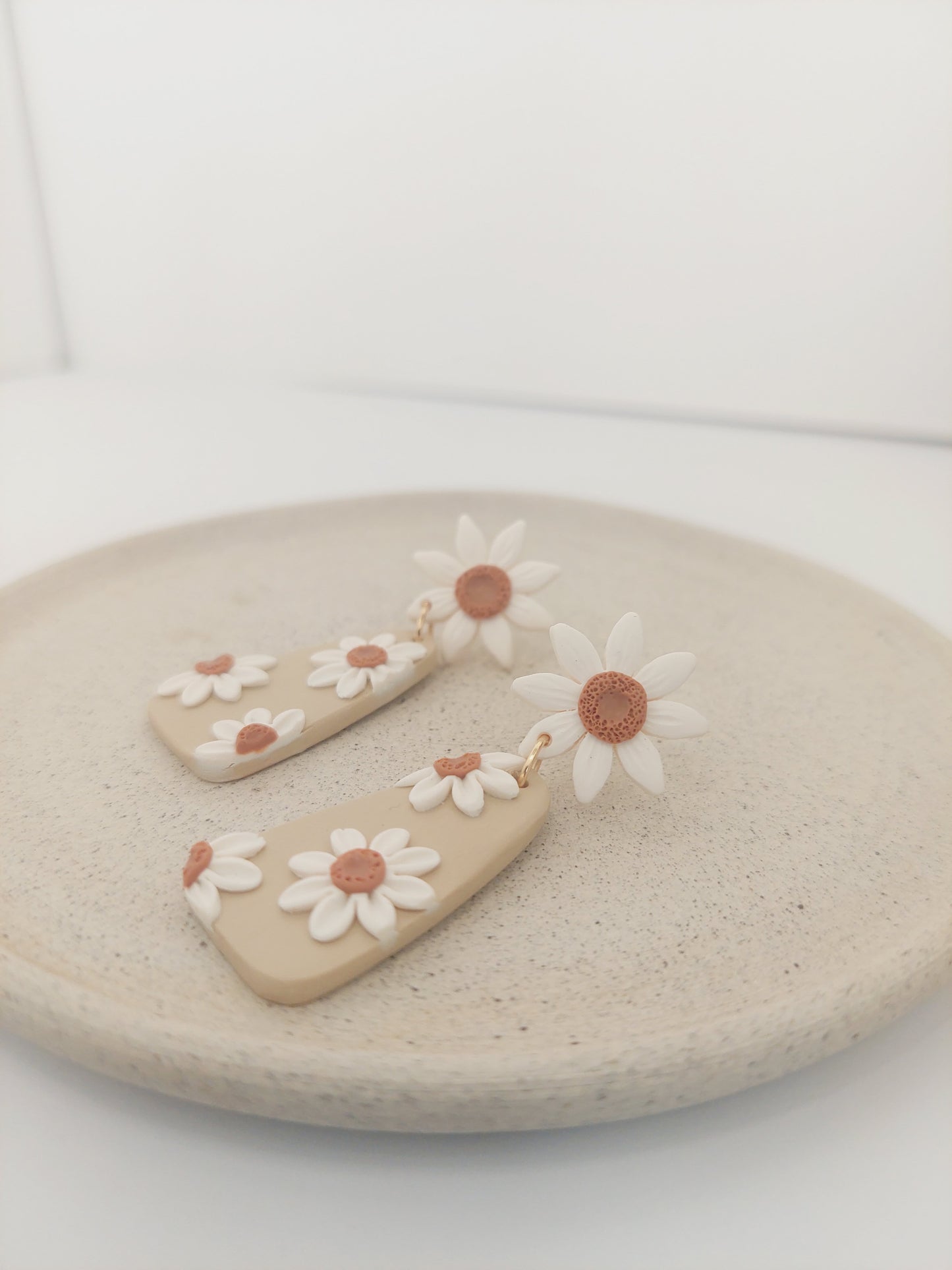 LAZY DAISY EARRINGS - SAND