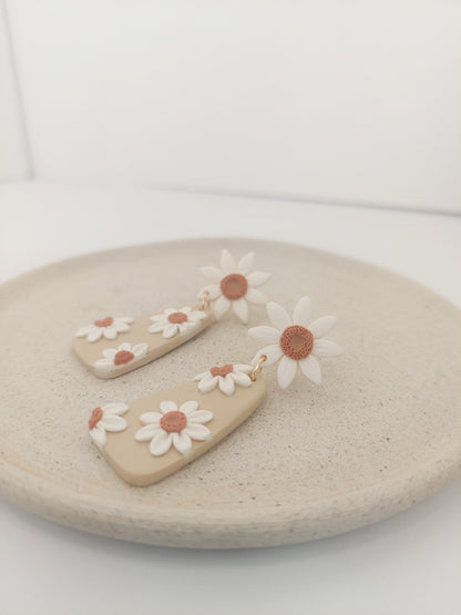LAZY DAISY EARRINGS - SAND