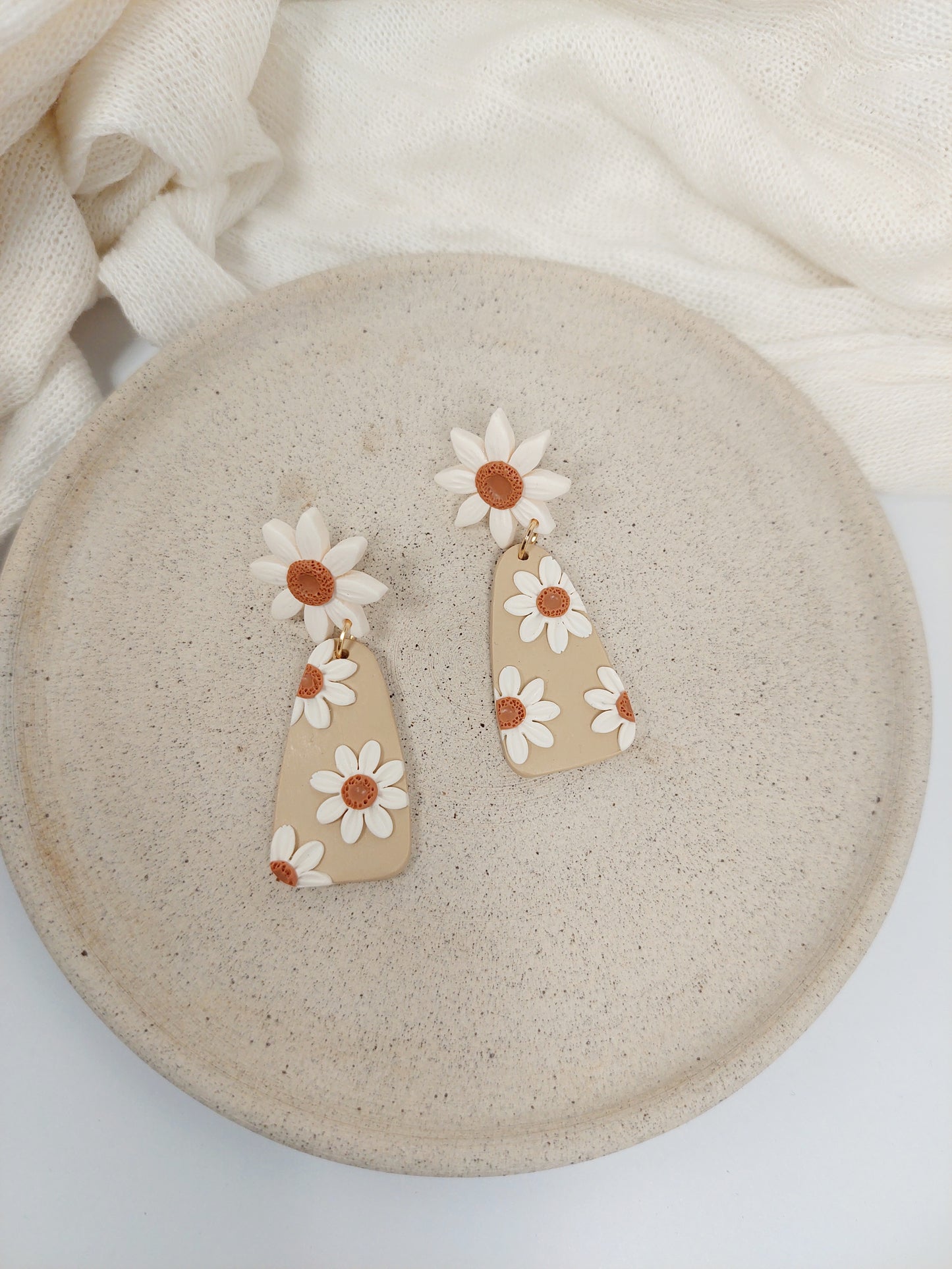 LAZY DAISY EARRINGS - SAND