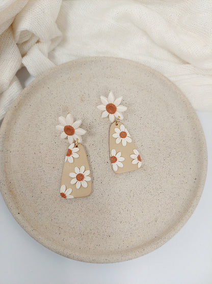 LAZY DAISY EARRINGS - SAND
