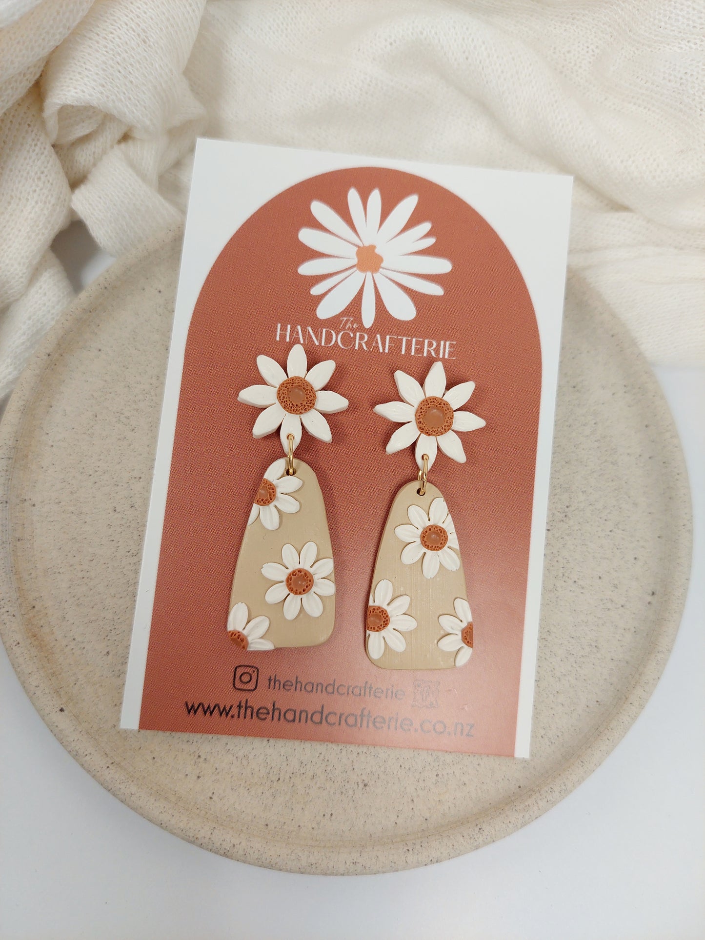 LAZY DAISY EARRINGS - SAND